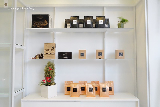 KOPHY mini┃台中西區美食：充滿文青風格的咖啡外帶店，有超夯的手搖漸層飲料，還有下午茶超搭的黑糖雞蛋糕 @飛天璇的口袋