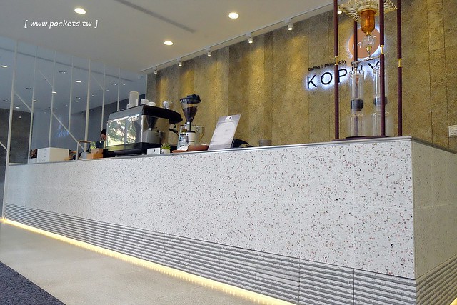 KOPHY mini┃台中西區美食：充滿文青風格的咖啡外帶店，有超夯的手搖漸層飲料，還有下午茶超搭的黑糖雞蛋糕 @飛天璇的口袋
