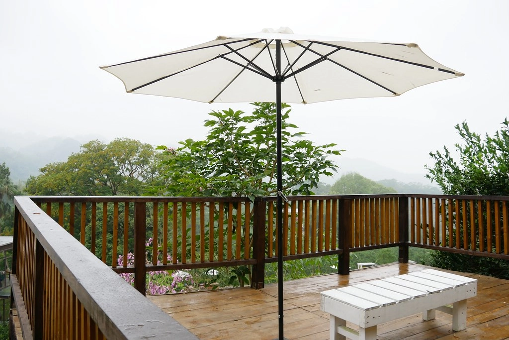 苗栗頭屋｜橙香森林．森林裡面的浪漫玻璃屋，有大片草原和橙香隧道 @飛天璇的口袋