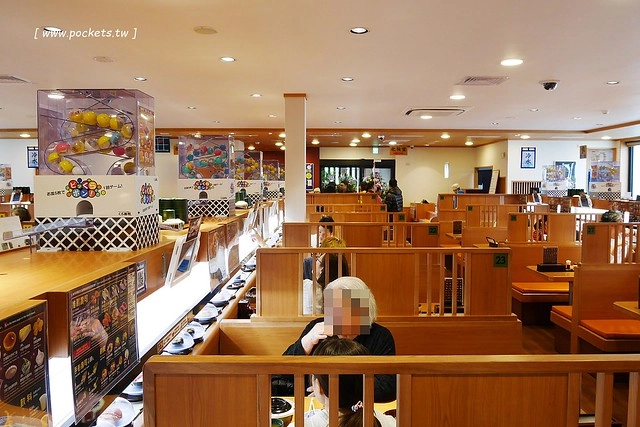 藏壽司(くら寿司)┃台中西屯美食：首間街邊店進駐台中福科路，日本土藏造型街邊店外觀，吃5盤可以轉一次扭蛋很童趣 @飛天璇的口袋