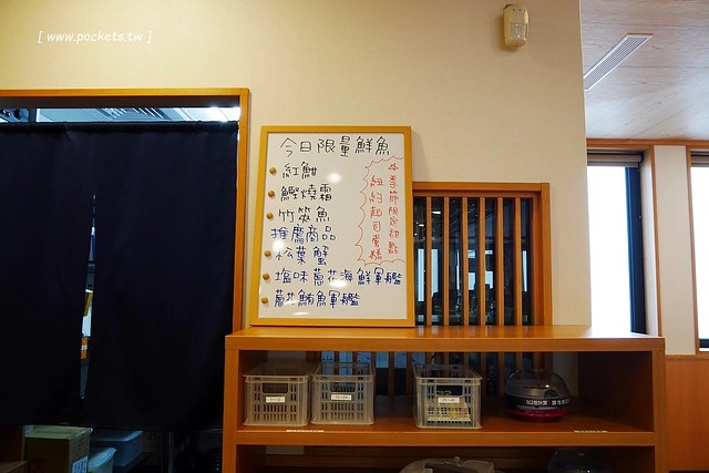 藏壽司(くら寿司)┃台中西屯美食：首間街邊店進駐台中福科路，日本土藏造型街邊店外觀，吃5盤可以轉一次扭蛋很童趣 @飛天璇的口袋