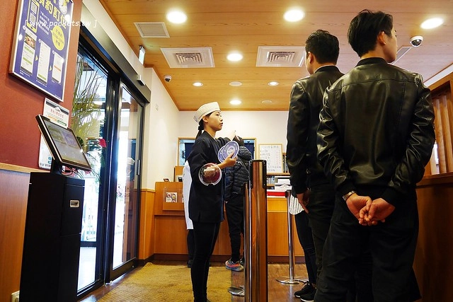 藏壽司(くら寿司)┃台中西屯美食：首間街邊店進駐台中福科路，日本土藏造型街邊店外觀，吃5盤可以轉一次扭蛋很童趣 @飛天璇的口袋