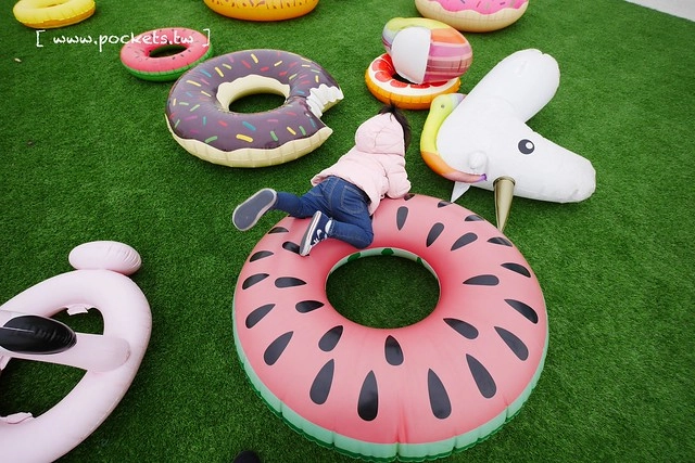 HAO YU 好悠咖啡｜田中超夯的IG打卡熱門景點，可愛又夢幻的彩虹貨櫃屋咖啡，喝下午茶遛小孩的好地方(已歇業) @飛天璇的口袋