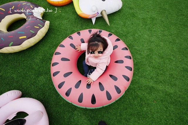 HAO YU 好悠咖啡｜田中超夯的IG打卡熱門景點，可愛又夢幻的彩虹貨櫃屋咖啡，喝下午茶遛小孩的好地方(已歇業) @飛天璇的口袋