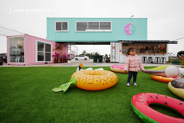 HAO YU 好悠咖啡｜田中超夯的IG打卡熱門景點，可愛又夢幻的彩虹貨櫃屋咖啡，喝下午茶遛小孩的好地方(已歇業) @飛天璇的口袋