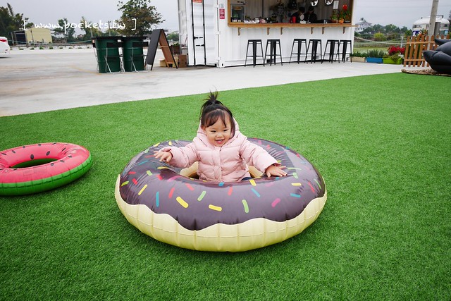 HAO YU 好悠咖啡｜田中超夯的IG打卡熱門景點，可愛又夢幻的彩虹貨櫃屋咖啡，喝下午茶遛小孩的好地方(已歇業) @飛天璇的口袋