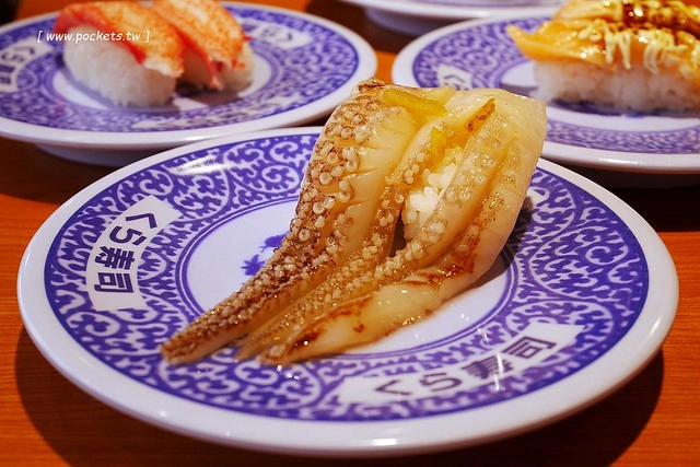 藏壽司(くら寿司)┃台中西屯美食：首間街邊店進駐台中福科路，日本土藏造型街邊店外觀，吃5盤可以轉一次扭蛋很童趣 @飛天璇的口袋