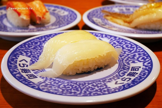 藏壽司(くら寿司)┃台中西屯美食：首間街邊店進駐台中福科路，日本土藏造型街邊店外觀，吃5盤可以轉一次扭蛋很童趣 @飛天璇的口袋