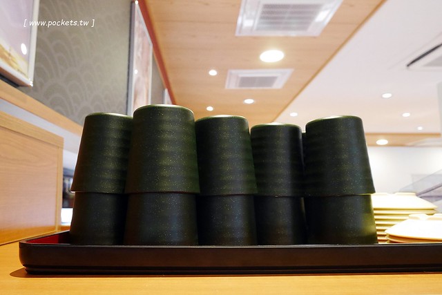 藏壽司(くら寿司)┃台中西屯美食：首間街邊店進駐台中福科路，日本土藏造型街邊店外觀，吃5盤可以轉一次扭蛋很童趣 @飛天璇的口袋