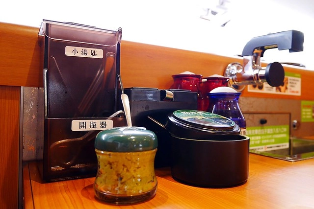 藏壽司(くら寿司)┃台中西屯美食：首間街邊店進駐台中福科路，日本土藏造型街邊店外觀，吃5盤可以轉一次扭蛋很童趣 @飛天璇的口袋