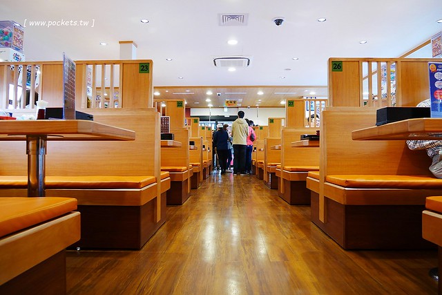 藏壽司(くら寿司)┃台中西屯美食：首間街邊店進駐台中福科路，日本土藏造型街邊店外觀，吃5盤可以轉一次扭蛋很童趣 @飛天璇的口袋