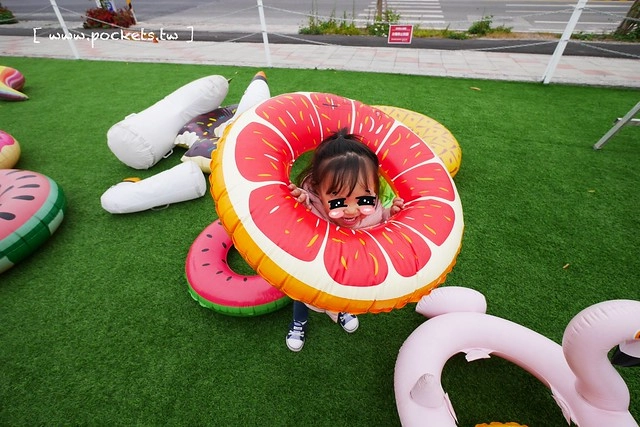 HAO YU 好悠咖啡｜田中超夯的IG打卡熱門景點，可愛又夢幻的彩虹貨櫃屋咖啡，喝下午茶遛小孩的好地方(已歇業) @飛天璇的口袋