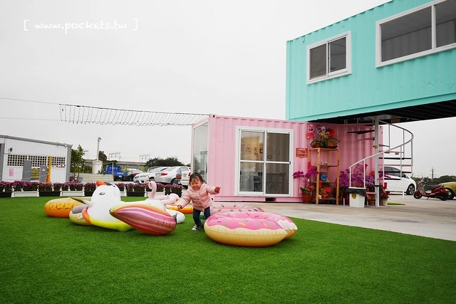 HAO YU 好悠咖啡｜田中超夯的IG打卡熱門景點，可愛又夢幻的彩虹貨櫃屋咖啡，喝下午茶遛小孩的好地方(已歇業) @飛天璇的口袋