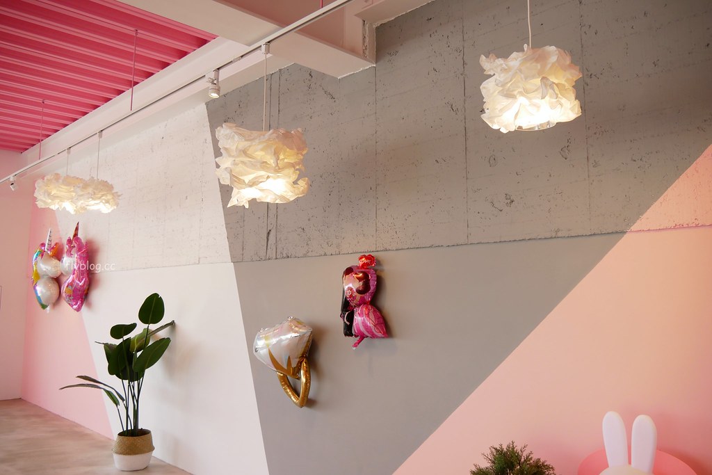 大坑情人橋全家便利商店┃台中旅遊：充滿粉紅色浪漫風情的新IG打卡聖地~粉紅盪秋千、旋轉木馬、網美拍照牆、可愛佩佩豬 @飛天璇的口袋