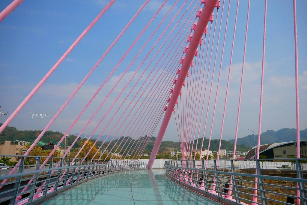 大坑情人橋全家便利商店┃台中旅遊：充滿粉紅色浪漫風情的新IG打卡聖地~粉紅盪秋千、旋轉木馬、網美拍照牆、可愛佩佩豬 @飛天璇的口袋