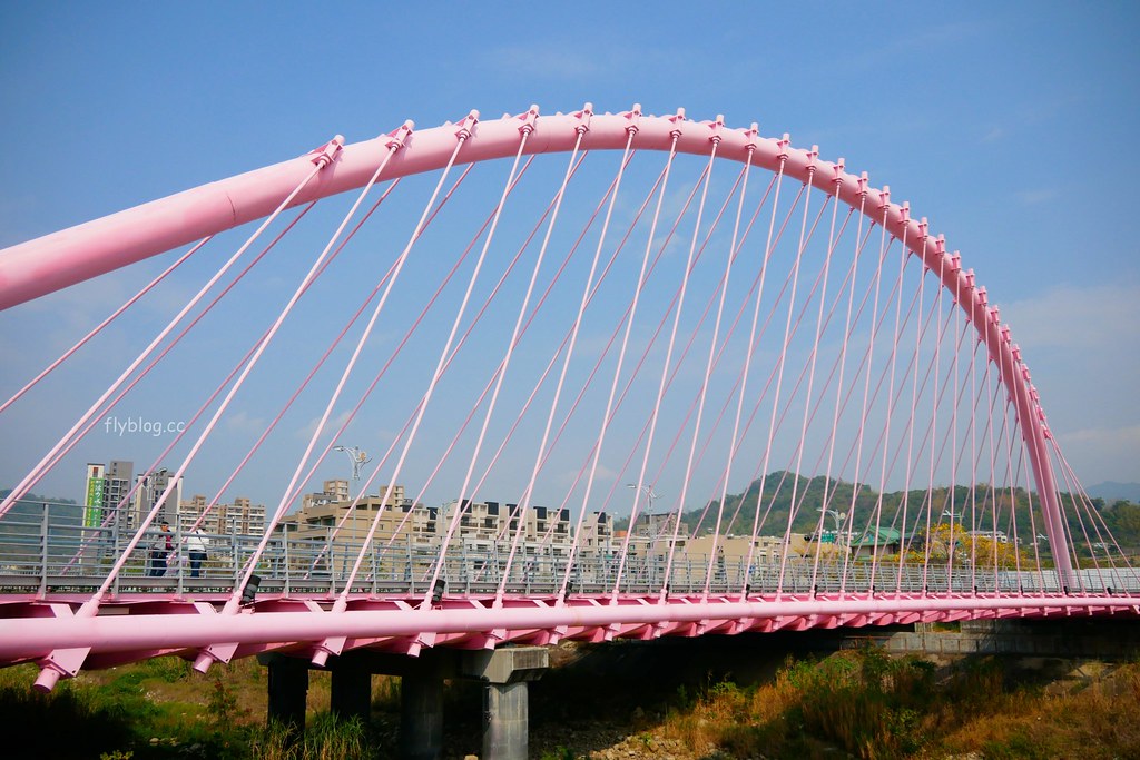 大坑情人橋全家便利商店┃台中旅遊：充滿粉紅色浪漫風情的新IG打卡聖地~粉紅盪秋千、旋轉木馬、網美拍照牆、可愛佩佩豬 @飛天璇的口袋