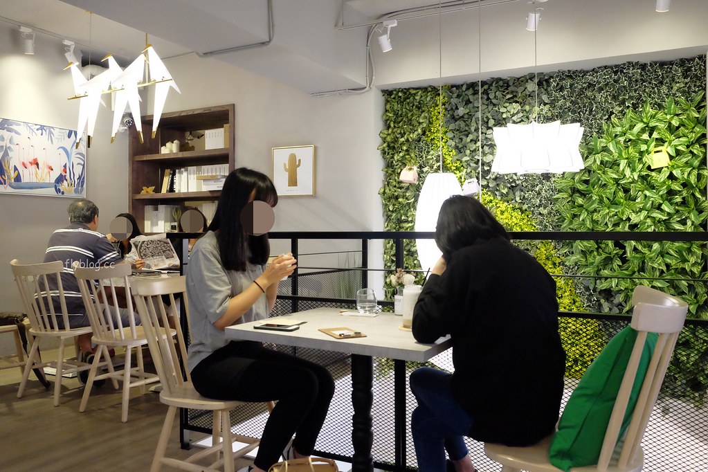 PIEPAI Cafe┃桃園美食：超夢幻網美咖啡館，桃園IG打卡名店，甜點夢幻又好拍，寵物友善餐廳 @飛天璇的口袋