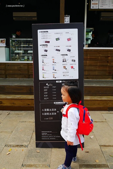 18度C巧克力工房┃台中西區美食：不會輸給世界第二好吃的冰淇淋菠蘿油包，使用堂本麵包和18度C巧克力工房的冰淇淋，台中刑武所演武場散策美食 @飛天璇的口袋