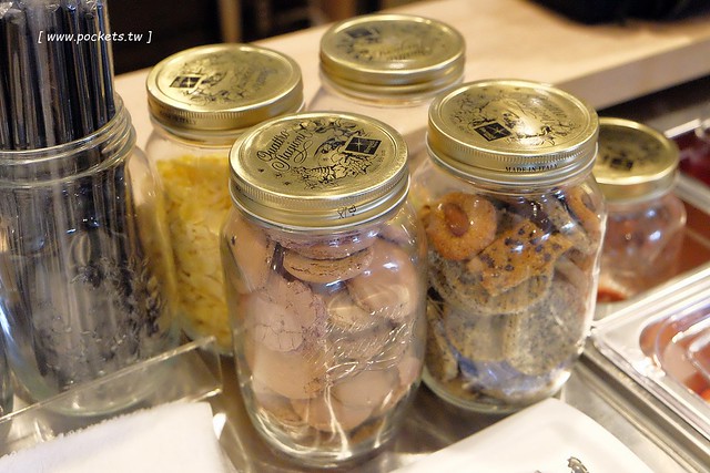 亞尼克台中旗艦店┃台中西區美食：座落在美術館綠園道旁，生乳捲、地瓜酥、喜Q餅年節伴手禮一網打盡，二樓還有自主DIY體驗專區 @飛天璇的口袋