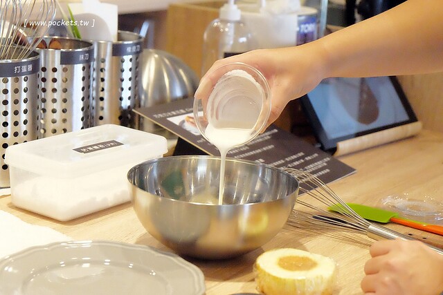 亞尼克台中旗艦店┃台中西區美食：座落在美術館綠園道旁，生乳捲、地瓜酥、喜Q餅年節伴手禮一網打盡，二樓還有自主DIY體驗專區 @飛天璇的口袋