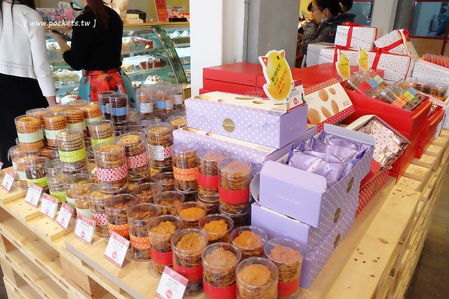 亞尼克台中旗艦店┃台中西區美食：座落在美術館綠園道旁，生乳捲、地瓜酥、喜Q餅年節伴手禮一網打盡，二樓還有自主DIY體驗專區 @飛天璇的口袋