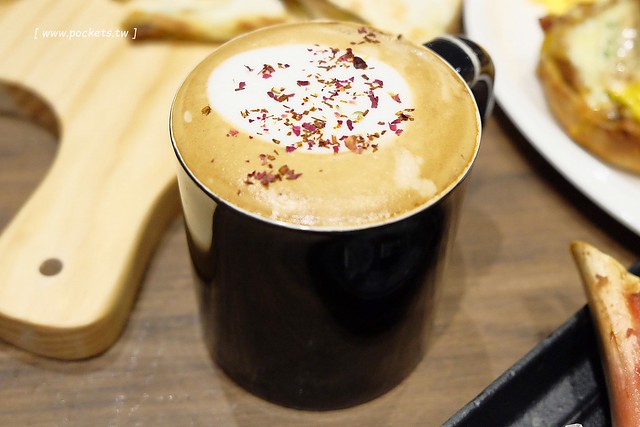 黑浮咖啡．R&Ecirc;VE Caf&eacute;┃台中西區美食：高雄人氣連鎖咖啡館，濁水溪以北第一間分店進駐公益路，裝潢簡單帶點工業風，全天候早午餐、義大利麵、燉飯、下午茶供應 @飛天璇的口袋