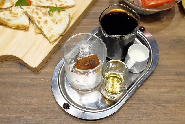 黑浮咖啡．R&Ecirc;VE Caf&eacute;┃台中西區美食：高雄人氣連鎖咖啡館，濁水溪以北第一間分店進駐公益路，裝潢簡單帶點工業風，全天候早午餐、義大利麵、燉飯、下午茶供應 @飛天璇的口袋