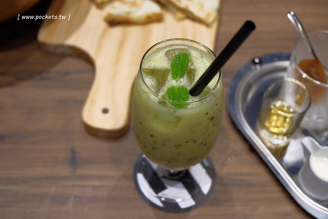 黑浮咖啡．R&Ecirc;VE Caf&eacute;┃台中西區美食：高雄人氣連鎖咖啡館，濁水溪以北第一間分店進駐公益路，裝潢簡單帶點工業風，全天候早午餐、義大利麵、燉飯、下午茶供應 @飛天璇的口袋