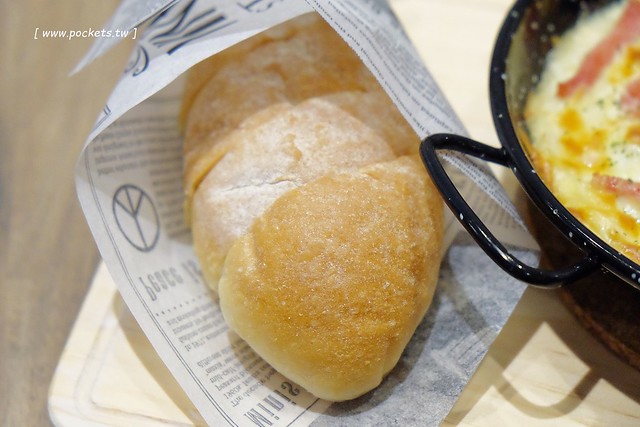 黑浮咖啡．R&Ecirc;VE Caf&eacute;┃台中西區美食：高雄人氣連鎖咖啡館，濁水溪以北第一間分店進駐公益路，裝潢簡單帶點工業風，全天候早午餐、義大利麵、燉飯、下午茶供應 @飛天璇的口袋