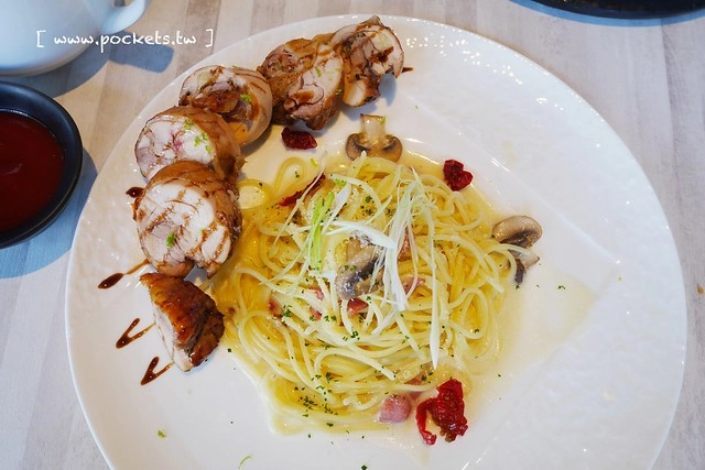 熊吧餐酒館．Bearbar Bistro┃台中西屯美食：台中超吸睛親子餐廳！！有沙坑、溜滑梯、遊戲室、閱讀室，屋外可愛的三隻粉紅色熊熊 @飛天璇的口袋