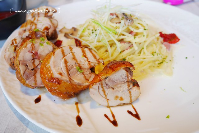 熊吧餐酒館．Bearbar Bistro┃台中西屯美食：台中超吸睛親子餐廳！！有沙坑、溜滑梯、遊戲室、閱讀室，屋外可愛的三隻粉紅色熊熊 @飛天璇的口袋