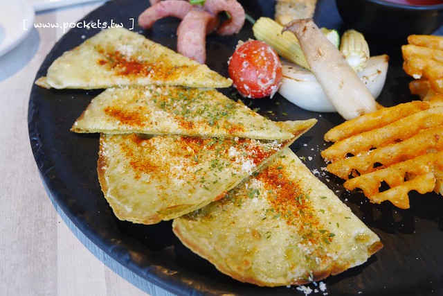 熊吧餐酒館．Bearbar Bistro┃台中西屯美食：台中超吸睛親子餐廳！！有沙坑、溜滑梯、遊戲室、閱讀室，屋外可愛的三隻粉紅色熊熊 @飛天璇的口袋