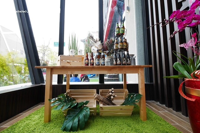 熊吧餐酒館．Bearbar Bistro┃台中西屯美食：台中超吸睛親子餐廳！！有沙坑、溜滑梯、遊戲室、閱讀室，屋外可愛的三隻粉紅色熊熊 @飛天璇的口袋