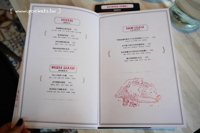 熊吧餐酒館．Bearbar Bistro┃台中西屯美食：台中超吸睛親子餐廳！！有沙坑、溜滑梯、遊戲室、閱讀室，屋外可愛的三隻粉紅色熊熊 @飛天璇的口袋