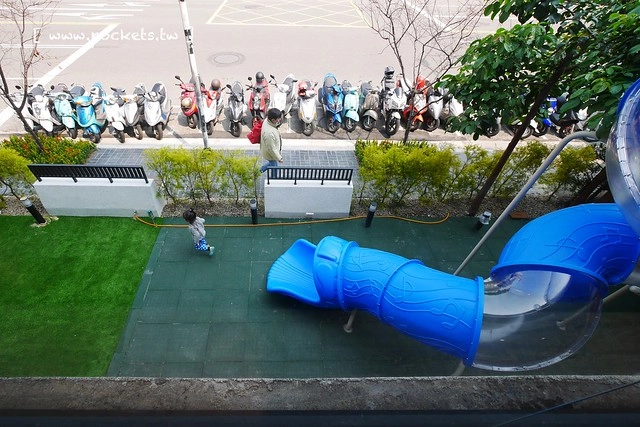 熊吧餐酒館．Bearbar Bistro┃台中西屯美食：台中超吸睛親子餐廳！！有沙坑、溜滑梯、遊戲室、閱讀室，屋外可愛的三隻粉紅色熊熊 @飛天璇的口袋