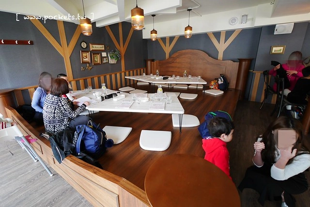 熊吧餐酒館．Bearbar Bistro┃台中西屯美食：台中超吸睛親子餐廳！！有沙坑、溜滑梯、遊戲室、閱讀室，屋外可愛的三隻粉紅色熊熊 @飛天璇的口袋