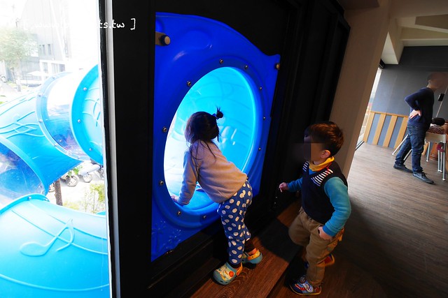 熊吧餐酒館．Bearbar Bistro┃台中西屯美食：台中超吸睛親子餐廳！！有沙坑、溜滑梯、遊戲室、閱讀室，屋外可愛的三隻粉紅色熊熊 @飛天璇的口袋