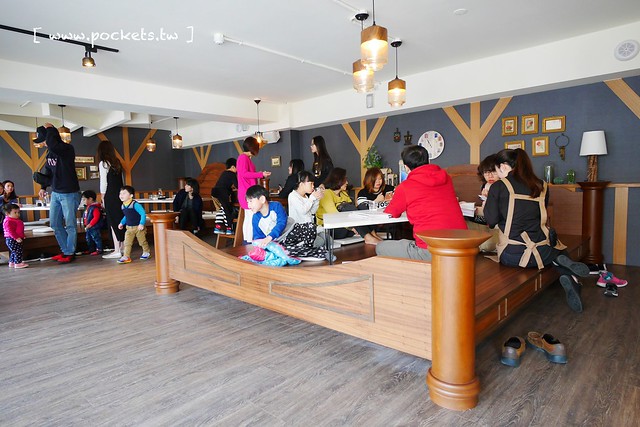 熊吧餐酒館．Bearbar Bistro┃台中西屯美食：台中超吸睛親子餐廳！！有沙坑、溜滑梯、遊戲室、閱讀室，屋外可愛的三隻粉紅色熊熊 @飛天璇的口袋