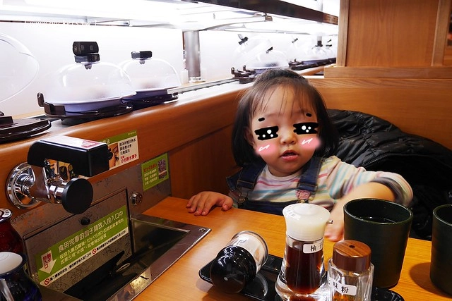 藏壽司(くら寿司)┃台中西屯美食：首間街邊店進駐台中福科路，日本土藏造型街邊店外觀，吃5盤可以轉一次扭蛋很童趣 @飛天璇的口袋