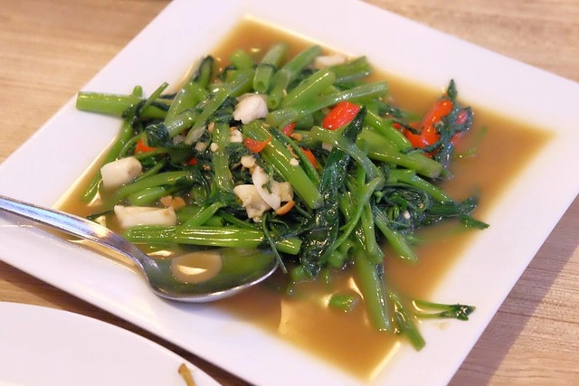 泰國曼谷｜Krua Mae Sri Ruen｜泰國必吃的米粉湯、打拋豬、炒河粉一網打盡，在地人帶路吃好料，餐點美味又平價 @飛天璇的口袋