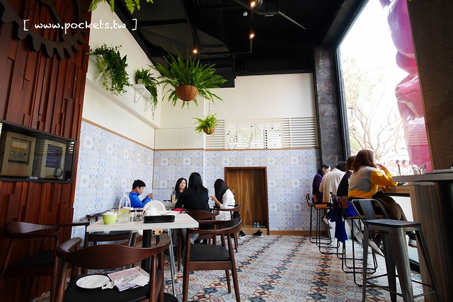 熊吧餐酒館．Bearbar Bistro┃台中西屯美食：台中超吸睛親子餐廳！！有沙坑、溜滑梯、遊戲室、閱讀室，屋外可愛的三隻粉紅色熊熊 @飛天璇的口袋