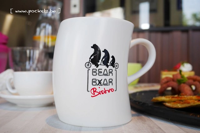熊吧餐酒館．Bearbar Bistro┃台中西屯美食：台中超吸睛親子餐廳！！有沙坑、溜滑梯、遊戲室、閱讀室，屋外可愛的三隻粉紅色熊熊 @飛天璇的口袋