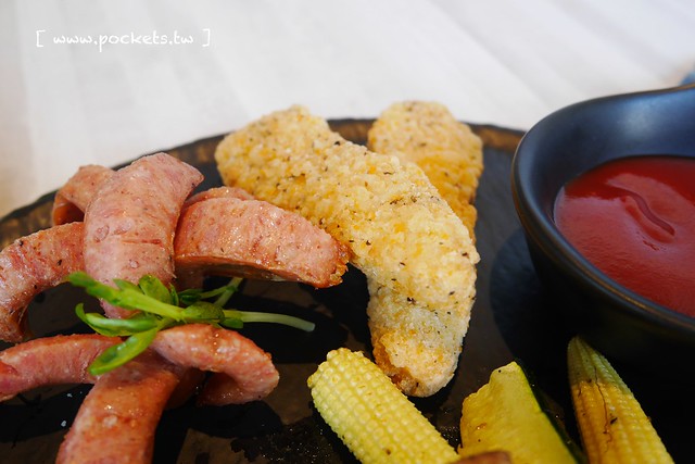 熊吧餐酒館．Bearbar Bistro┃台中西屯美食：台中超吸睛親子餐廳！！有沙坑、溜滑梯、遊戲室、閱讀室，屋外可愛的三隻粉紅色熊熊 @飛天璇的口袋