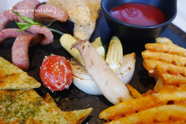 熊吧餐酒館．Bearbar Bistro┃台中西屯美食：台中超吸睛親子餐廳！！有沙坑、溜滑梯、遊戲室、閱讀室，屋外可愛的三隻粉紅色熊熊 @飛天璇的口袋