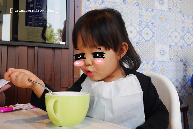 熊吧餐酒館．Bearbar Bistro┃台中西屯美食：台中超吸睛親子餐廳！！有沙坑、溜滑梯、遊戲室、閱讀室，屋外可愛的三隻粉紅色熊熊 @飛天璇的口袋