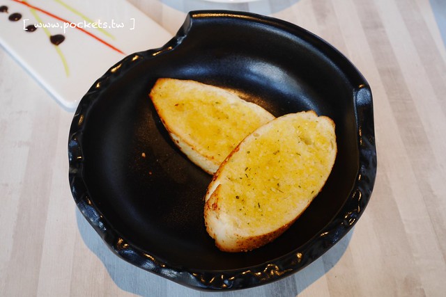 熊吧餐酒館．Bearbar Bistro┃台中西屯美食：台中超吸睛親子餐廳！！有沙坑、溜滑梯、遊戲室、閱讀室，屋外可愛的三隻粉紅色熊熊 @飛天璇的口袋