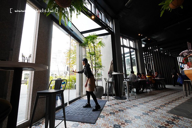 熊吧餐酒館．Bearbar Bistro┃台中西屯美食：台中超吸睛親子餐廳！！有沙坑、溜滑梯、遊戲室、閱讀室，屋外可愛的三隻粉紅色熊熊 @飛天璇的口袋