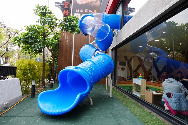 熊吧餐酒館．Bearbar Bistro┃台中西屯美食：台中超吸睛親子餐廳！！有沙坑、溜滑梯、遊戲室、閱讀室，屋外可愛的三隻粉紅色熊熊 @飛天璇的口袋