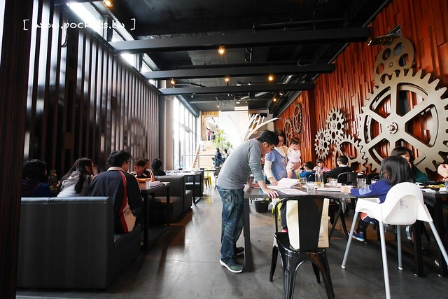 熊吧餐酒館．Bearbar Bistro┃台中西屯美食：台中超吸睛親子餐廳！！有沙坑、溜滑梯、遊戲室、閱讀室，屋外可愛的三隻粉紅色熊熊 @飛天璇的口袋