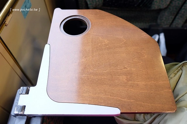 日本大分｜由布院之森列車，旅遊九州必搭JR特急ゆふいんの森 ，復古又美麗的車廂，還可以享用火車美食 @飛天璇的口袋